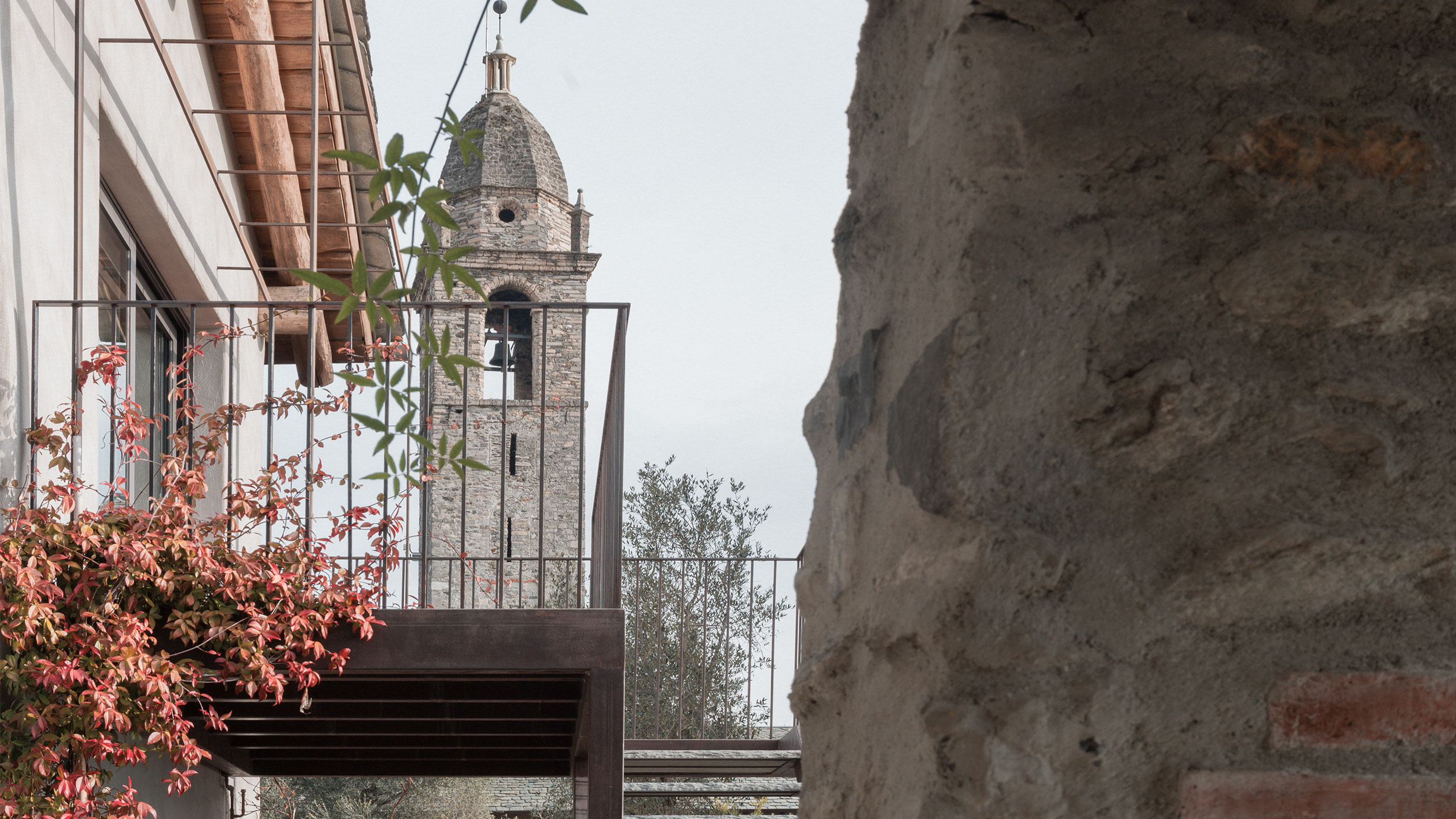 Casa Olea Hotel is a renovated old vicarage located in Cremia, Lake Como - Italy. The Single Room is very cosy with a French bed and courtyard view. The stone vaulted ceiling gives the room a unique ambiance